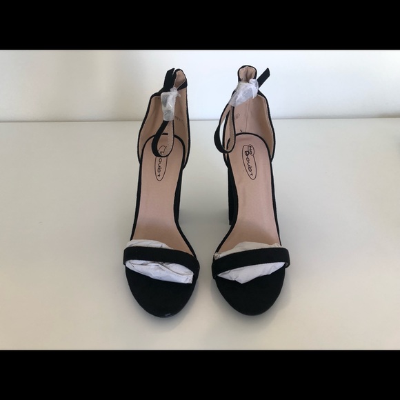 Pretty Little Thing Block Heel Strappy Sandal NWT - Picture 5 of 8